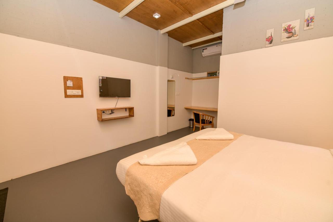 Shine Residency Hotel Májszúr Kültér fotó