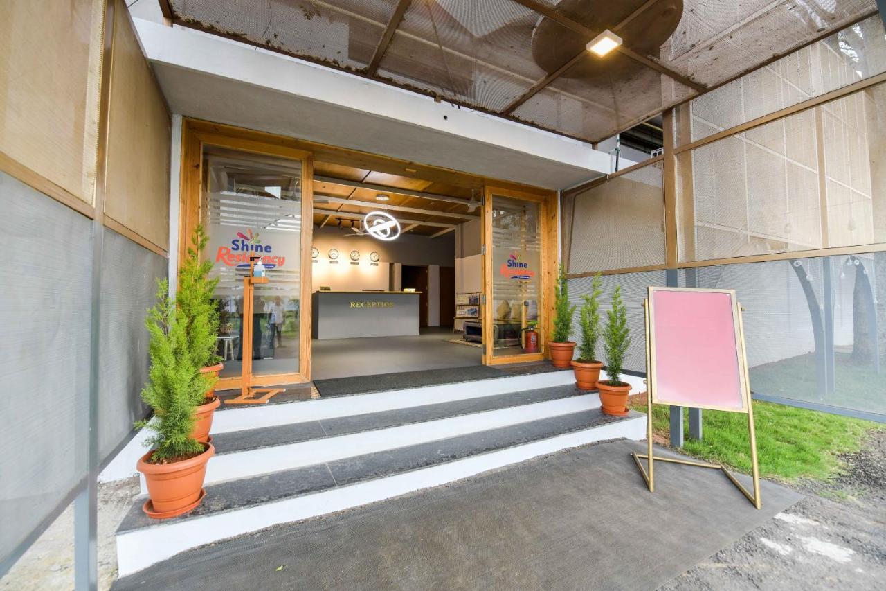 Shine Residency Hotel Májszúr Kültér fotó