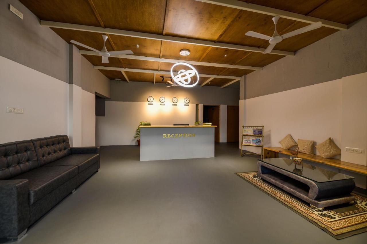 Shine Residency Hotel Májszúr Kültér fotó