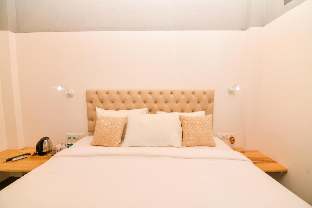 Shine Residency Hotel Májszúr Kültér fotó