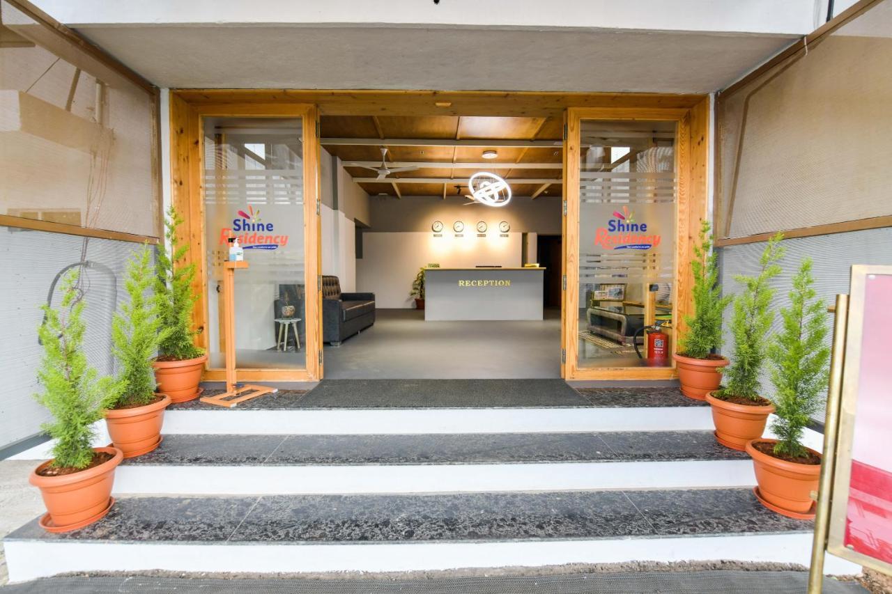 Shine Residency Hotel Májszúr Kültér fotó