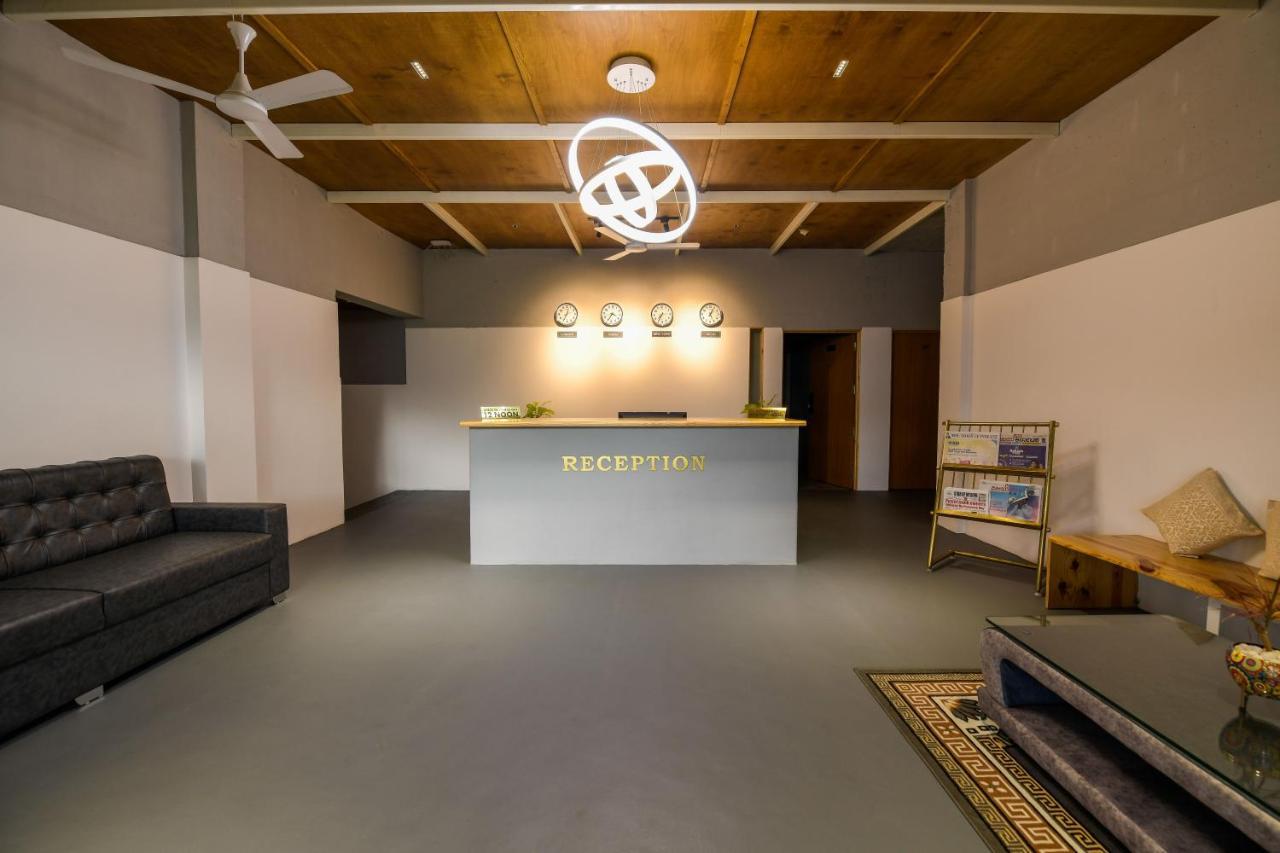 Shine Residency Hotel Májszúr Kültér fotó