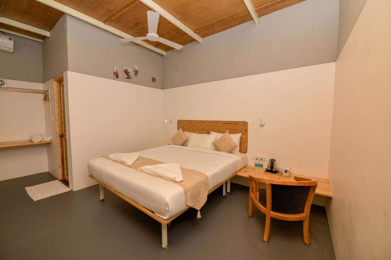 Shine Residency Hotel Májszúr Kültér fotó
