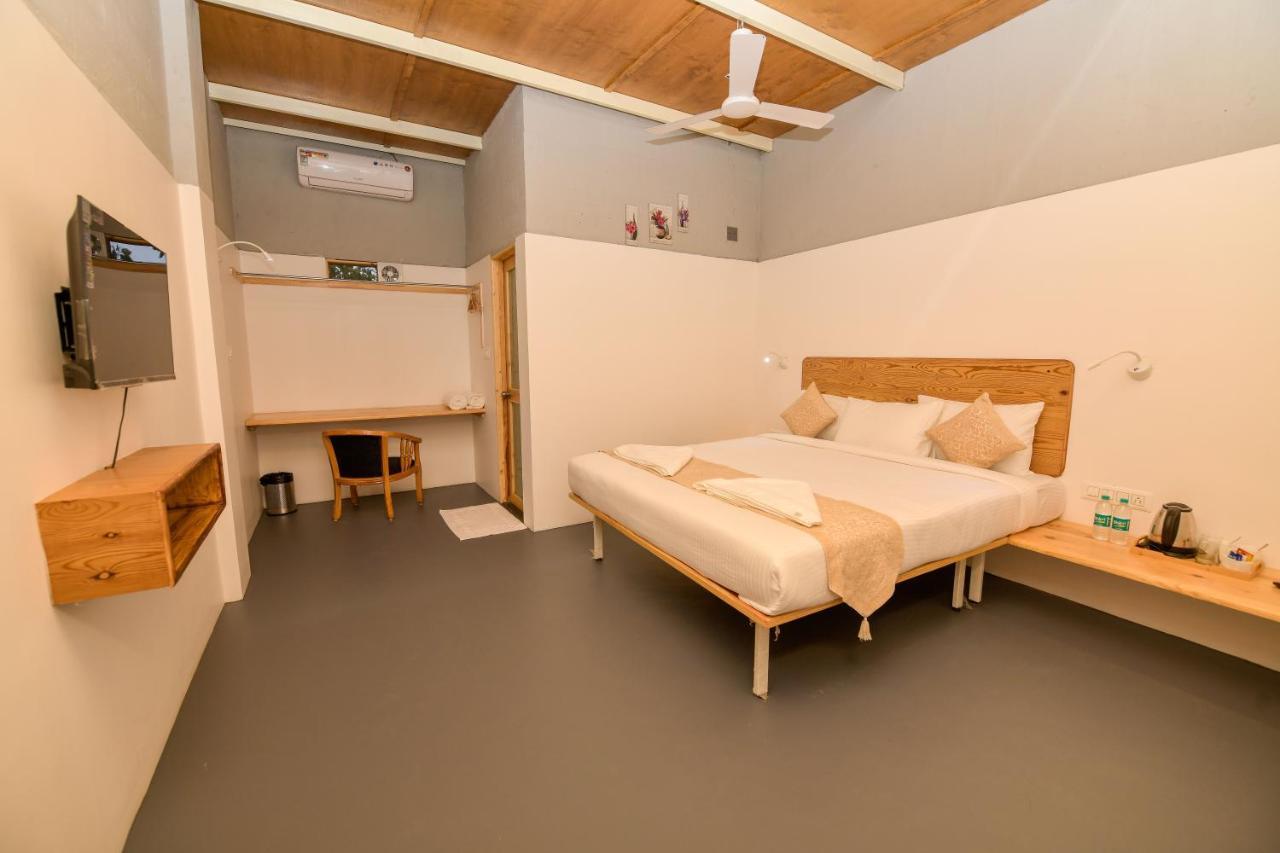 Shine Residency Hotel Májszúr Kültér fotó