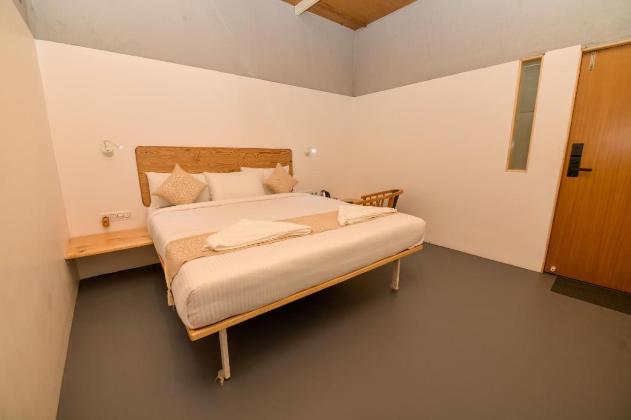 Shine Residency Hotel Májszúr Kültér fotó