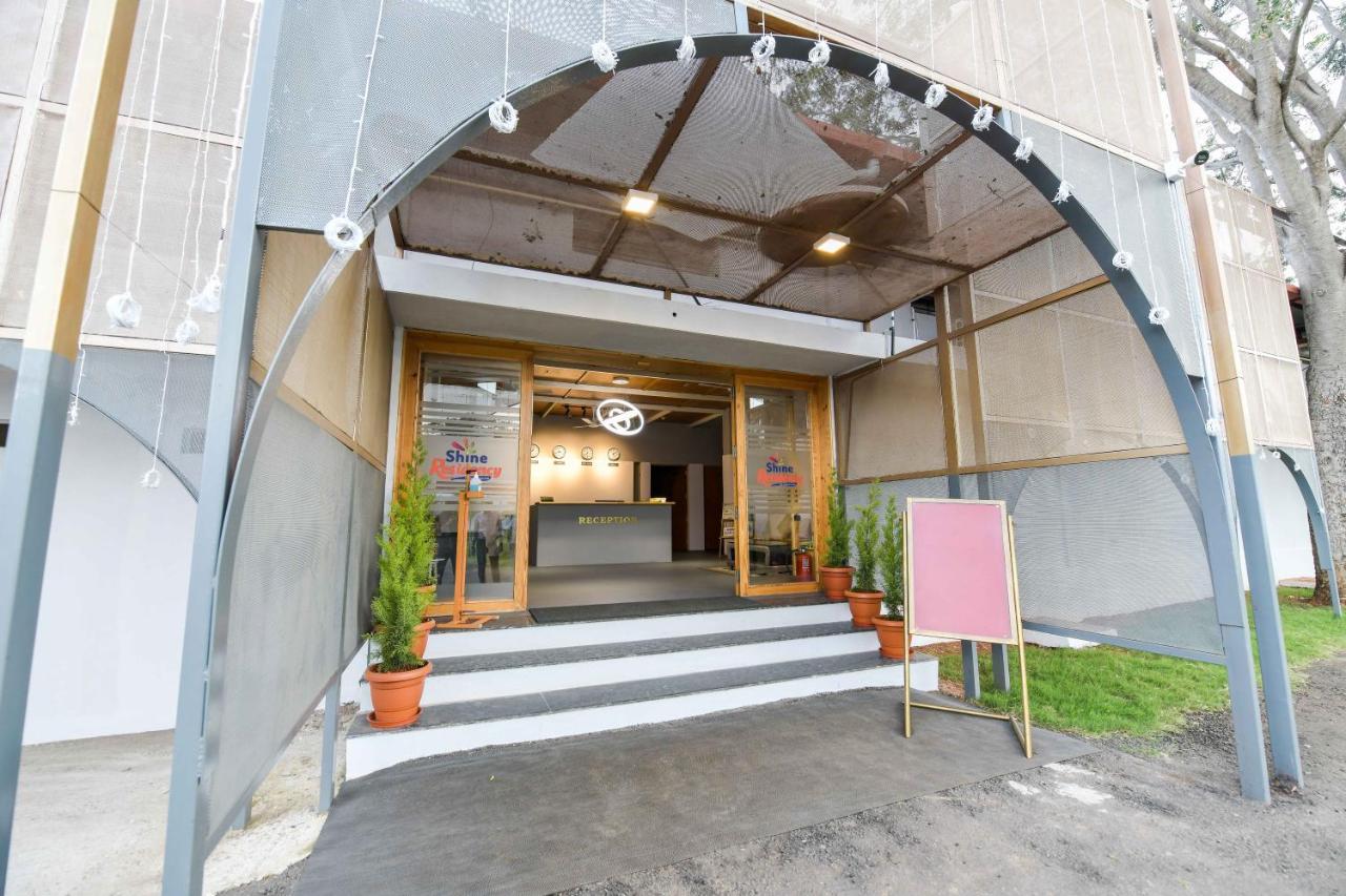 Shine Residency Hotel Májszúr Kültér fotó