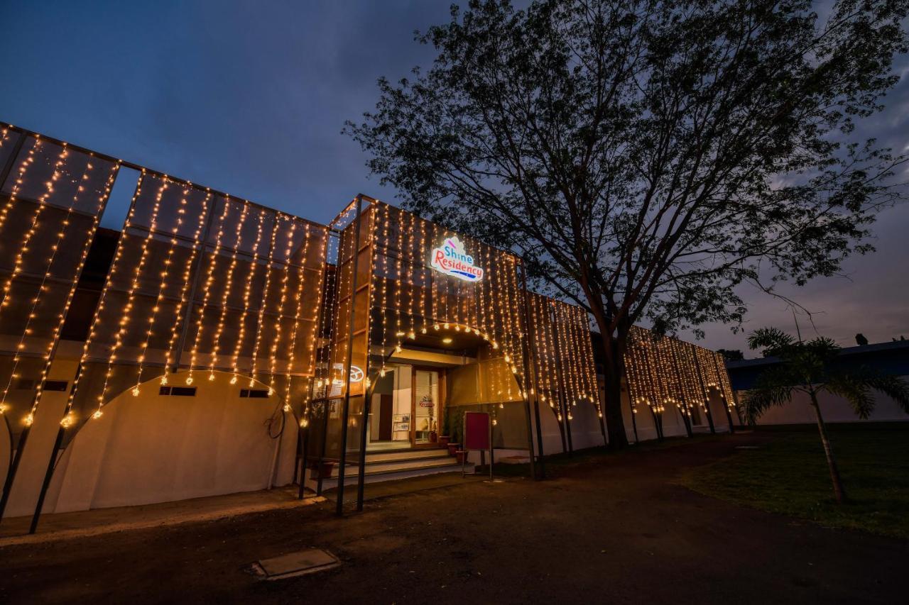 Shine Residency Hotel Májszúr Kültér fotó
