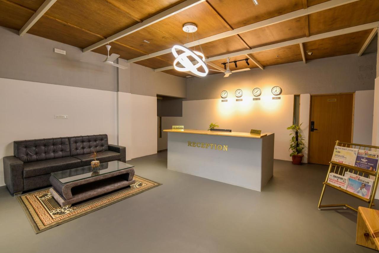 Shine Residency Hotel Májszúr Kültér fotó