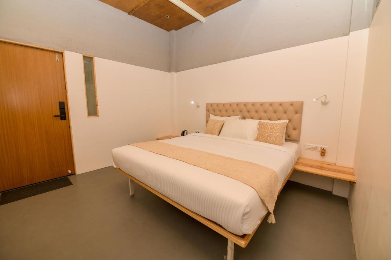 Shine Residency Hotel Májszúr Kültér fotó
