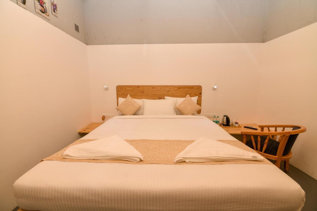 Shine Residency Hotel Májszúr Kültér fotó
